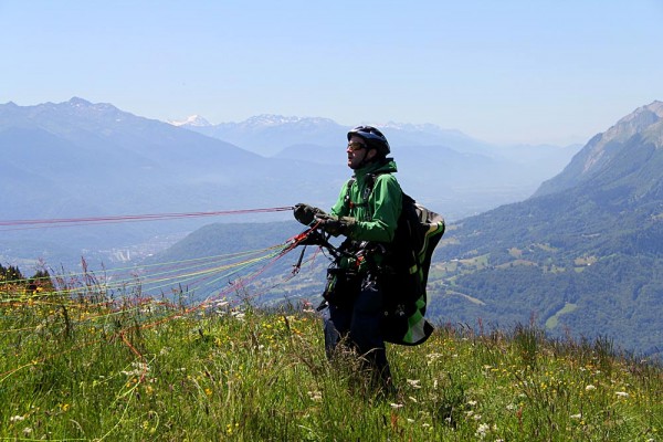 Lucas Chabert launching from the Col de Aparitatz